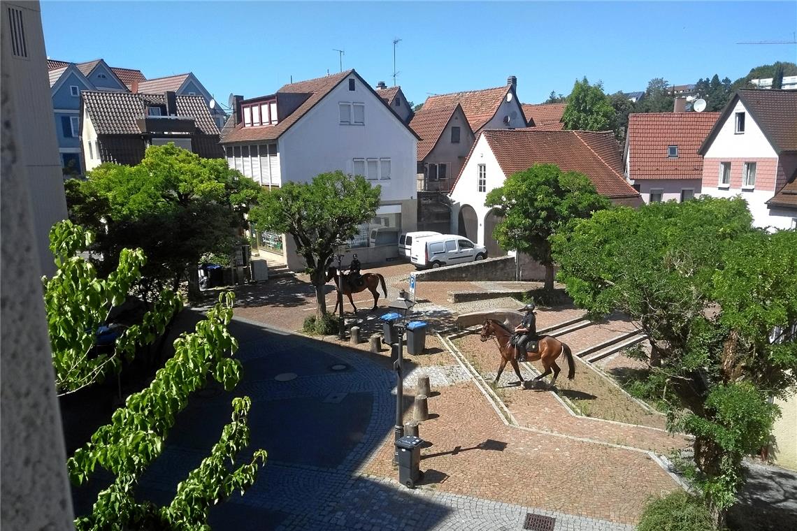 Die berittenen Beamten sollen allein schon durch ihre Anwesenheit sicherstellen, dass es zu keinen Ausschreitungen kommt. Foto: M. Nothstein