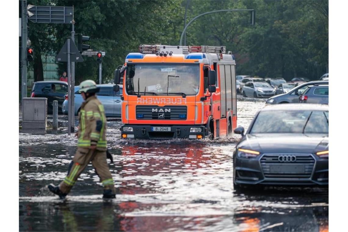 Gewitter treffen Teile Deutschlands Die Berliner Feuerwehr rief den Ausnahmezustand aus. Foto: Michael Kappeler