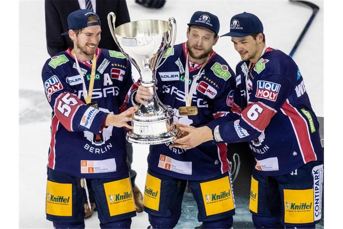 Eisbären-Kapitän Hördler nach achtem Titel: „Sehr besonders“ Die Berliner John Ramage, Frank Hördler und Kai Wissmann (l-r) mit dem Meisterpokal. Foto: Andreas Gora/dpa