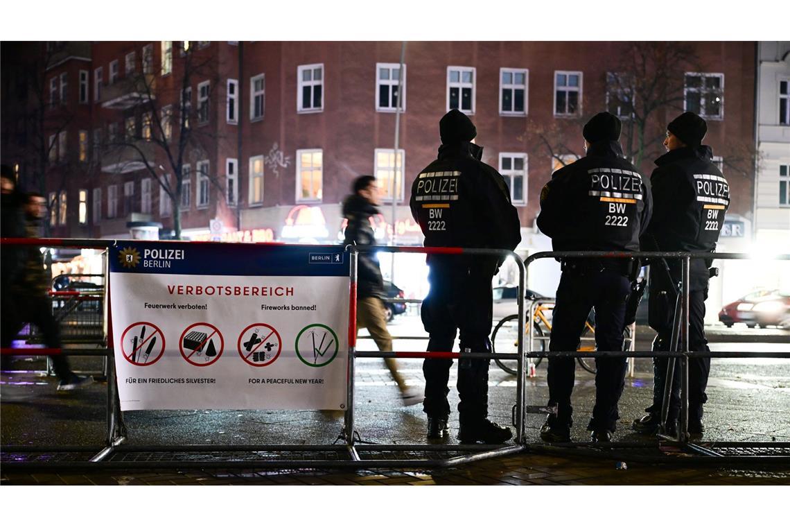 Die Berliner Polizei nimmt schon vor Mitternacht mehr als 100 Menschen fest.