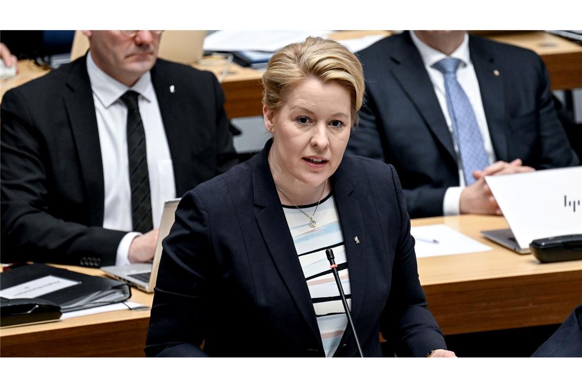 Die Berliner Senatorin für Wirtschaft, Energie und Betriebe, Franziska Giffey (SPD), ist bei einem tätlichen Angriff im Stadtteil Rudow leicht verletzt und danach im Krankenhaus behandelt worden.