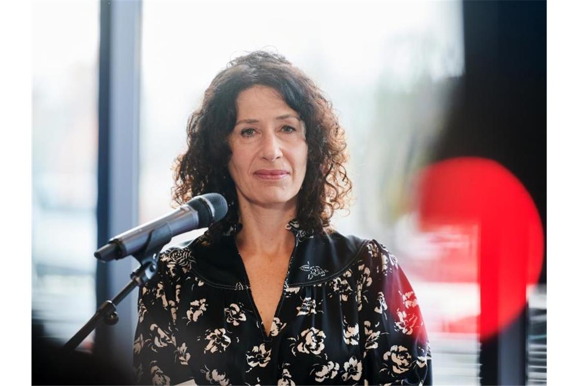 Grüne: Jarasch soll Berliner Verkehrssenatorin werden Die Berliner Spitzenpolitikerin Bettina Jarasch von Bündnis 90/Die Grünen bei einem Pressestatement. Foto: Annette Riedl/dpa