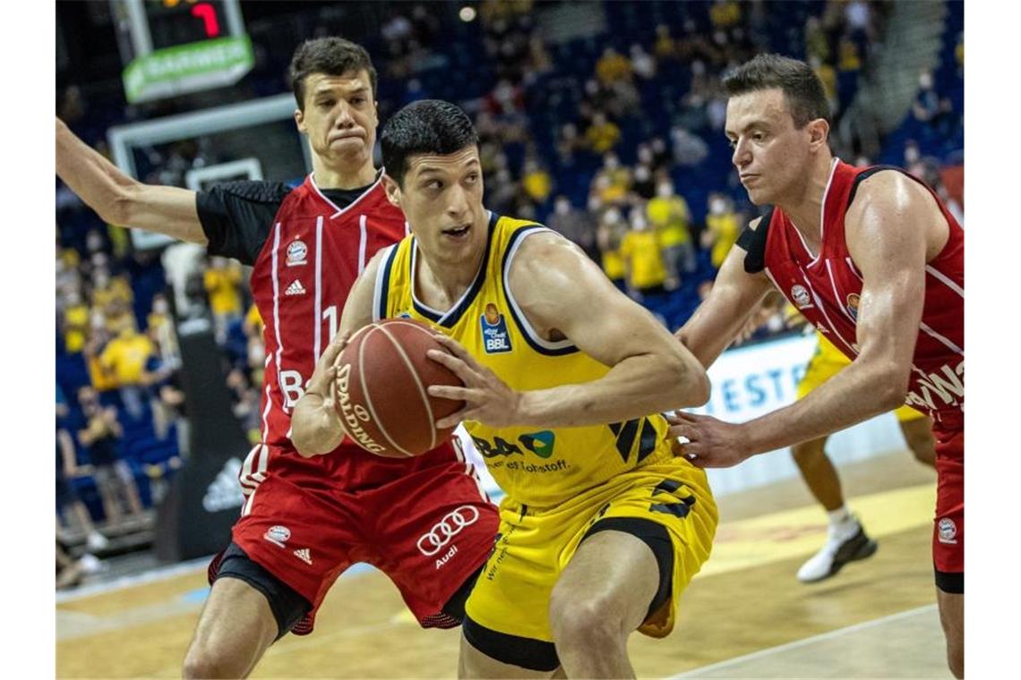 Alba bezwingt Bayern-Basketballer im ersten Finalspiel Die Berliner um Simone Fontecchio (M.) setzten sich gegen die Bayern-Basketballer durch. Foto: Andreas Gora/dpa