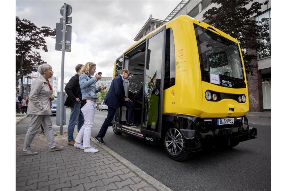 Wie weit ist das autonome Fahren? Die Berliner Verkehrsbetriebe testen seit etwa einem halben Jahr einen selbstfahrenden Kleinbus im Stadtteil Tegel. Foto: Christoph Soeder/dpa