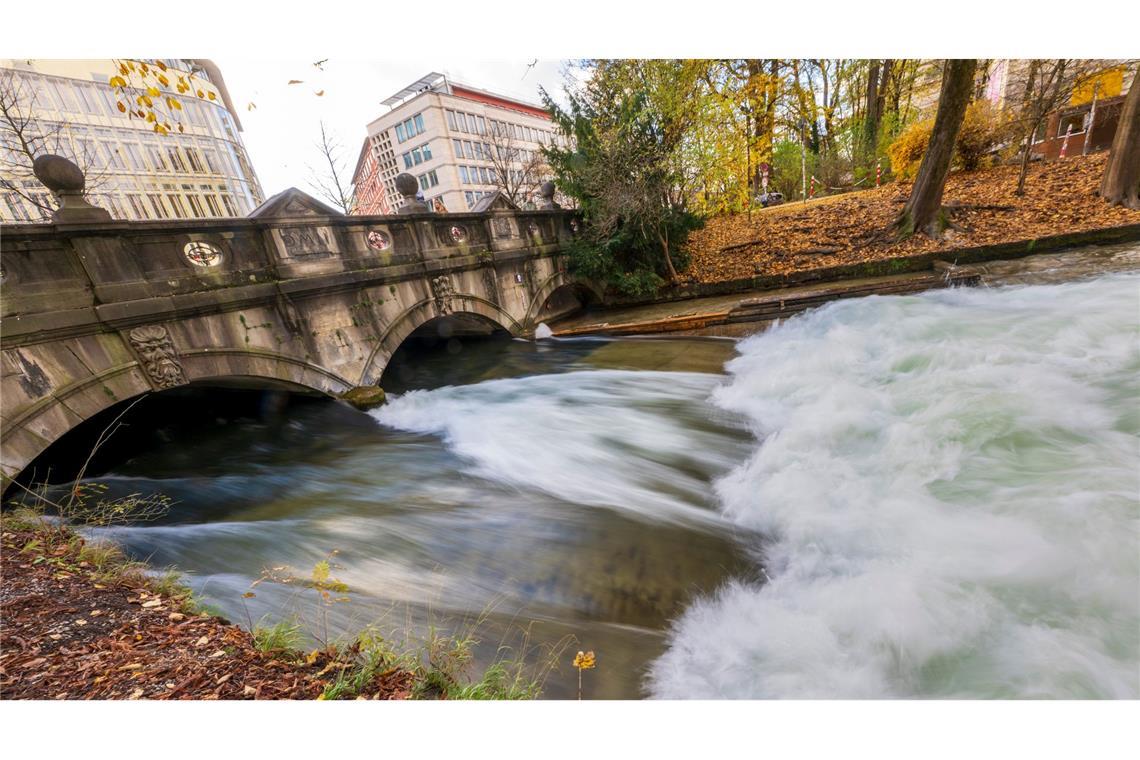 Die berühmte Eisbachwelle in München baut sich nicht mehr auf. Surfen ist dort zurzeit unmöglich.