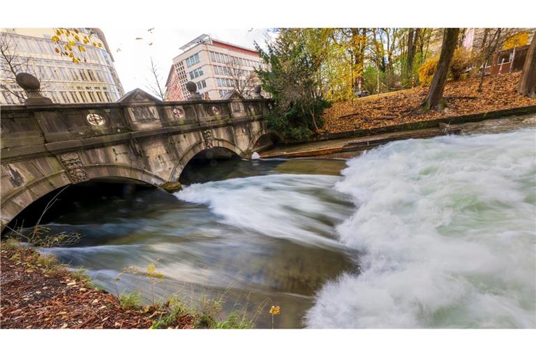 Die berühmte Eisbachwelle in München baut sich nicht mehr auf. Surfen ist dort zurzeit unmöglich.