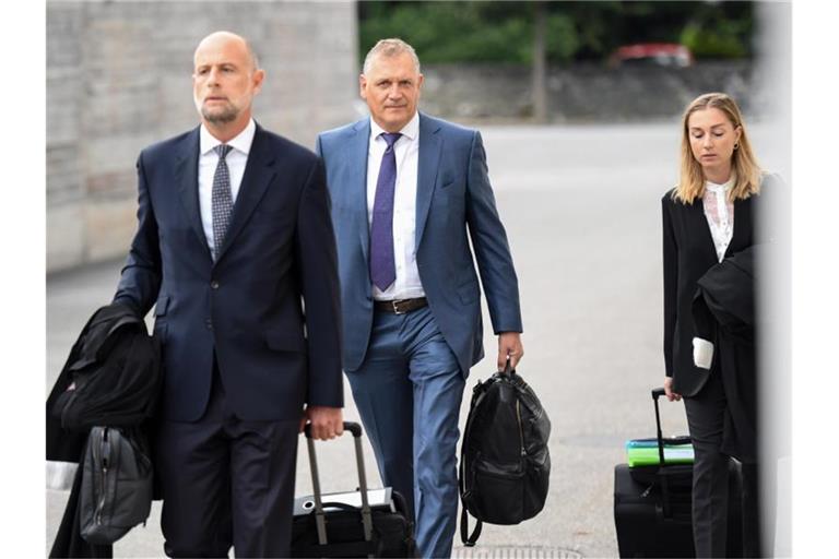 Die Berufungsverhandlung gegen Jérôme Valcke (M), ehemaliger Generalsekretär der Fifa, wegen des Verdachts auf Korruption bei der Vergabe von Medienrechten hat begonnen. Foto: Francesca Agosta/KEYSTONE/Ti-Press/dpa