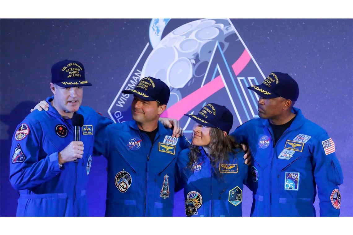 Die Besatzung der "Artemis II", Jeremy Hansen (l-r), Reid Wiseman, Christina Koch und Victor Glover, versammelt sich während einer Veranstaltung zur Rückkehr der Besatzung auf dem Ellington Field in Houston.