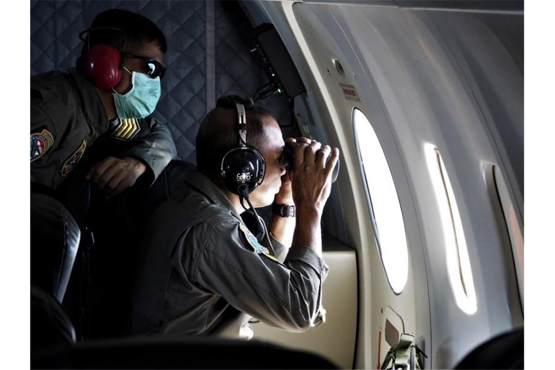 Keine Hoffnung mehr für Mannschaft von vermisstem U-Boot Die Besatzung eines Patrouillenflugzeugs der indonesischen Marine bei der Suche über der Bali-See. Foto: Eric Ireng/AP/dpa