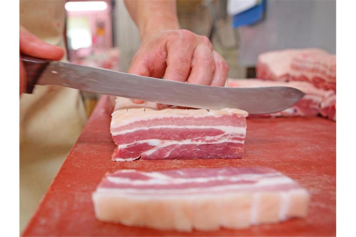 Die Beschäftigten in der Fleischindustrie erhalten mehr Lohn. Foto: picture alliance / Uwe Anspach/dpa