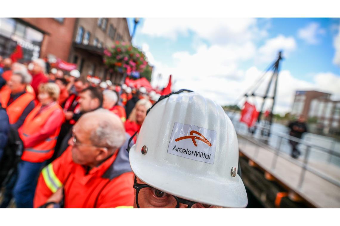 "Unser Stahl geht baden": Stahlarbeiter springen ins Wasser Die Beschäftigten von Arcelormittal in Duisburg haben im Innenhafen für den Erhalt ihrer Arbeitsplätze demonstriert. Das Unternehmen hatte im Juni seine Investitionspläne für das Duisburger Werk auf Eis gelegt.