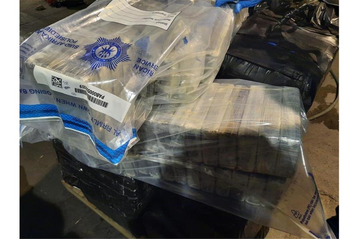 Eine Tonne Kokain in Container in Südafrika beschlagnahmt Die beschlagnahmten Drogen haben einen Straßenwert von umgerechnet 29 Millionen Euro. Foto: Polizei/dpa