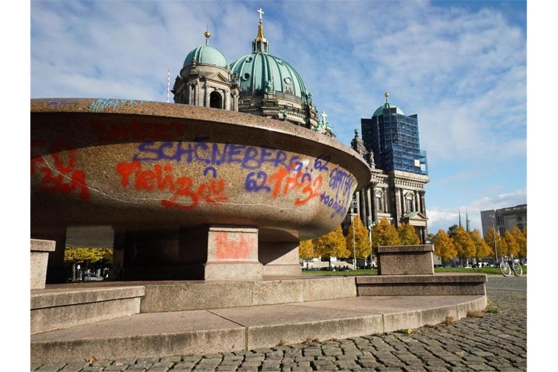 Erneut Vandalismus auf der Berliner Museumsinsel Die beschmierte Granitschale im Lustgarten am Alten Museum. Foto: Jörg Carstensen/dpa