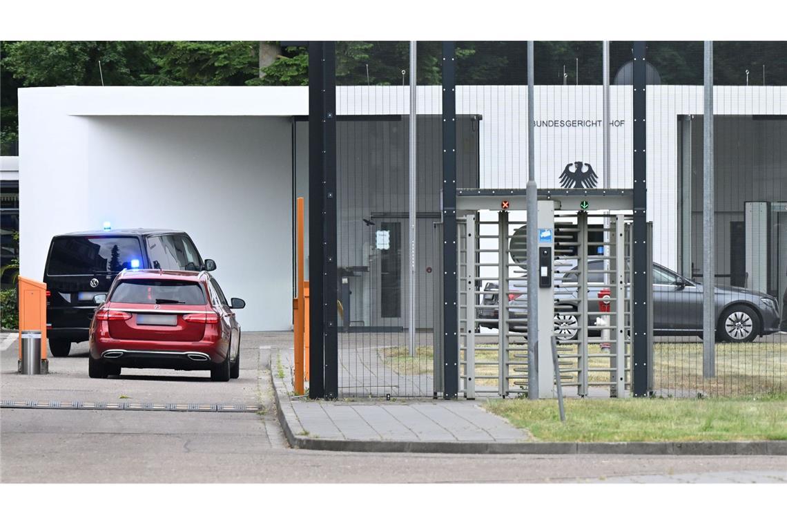 Rechtsterroristen? Polizei nimmt sehr junge Verdächtige fest Die Beschuldigten sollen am Mittwoch in Karlsruhe vorgeführt werden.