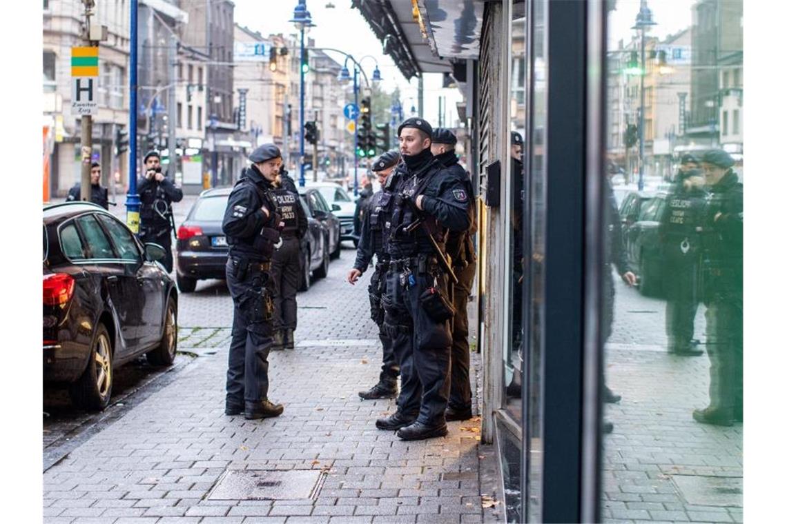 Großrazzia gegen illegale Geldtransfers ins Ausland Die Beschuldigten sollen im großen Stil Bargeld aus Deutschland ins Ausland transferiert haben. Foto: Christoph Reichwein/dpa