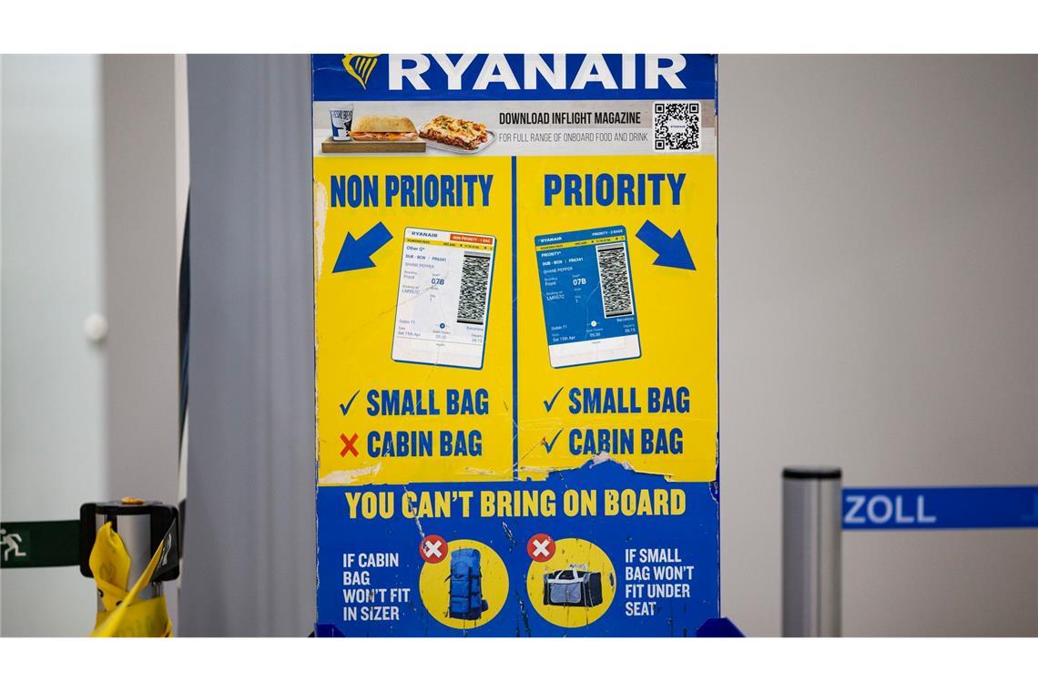 Verbraucherschützer gehen gegen Handgepäck-Gebühr vor Die Beschwerde richtet sich auch gegen die Handgepäckregeln von Ryanair - die irische Fluggesellschaft sieht sich jedoch im Recht. (Archivbild)
