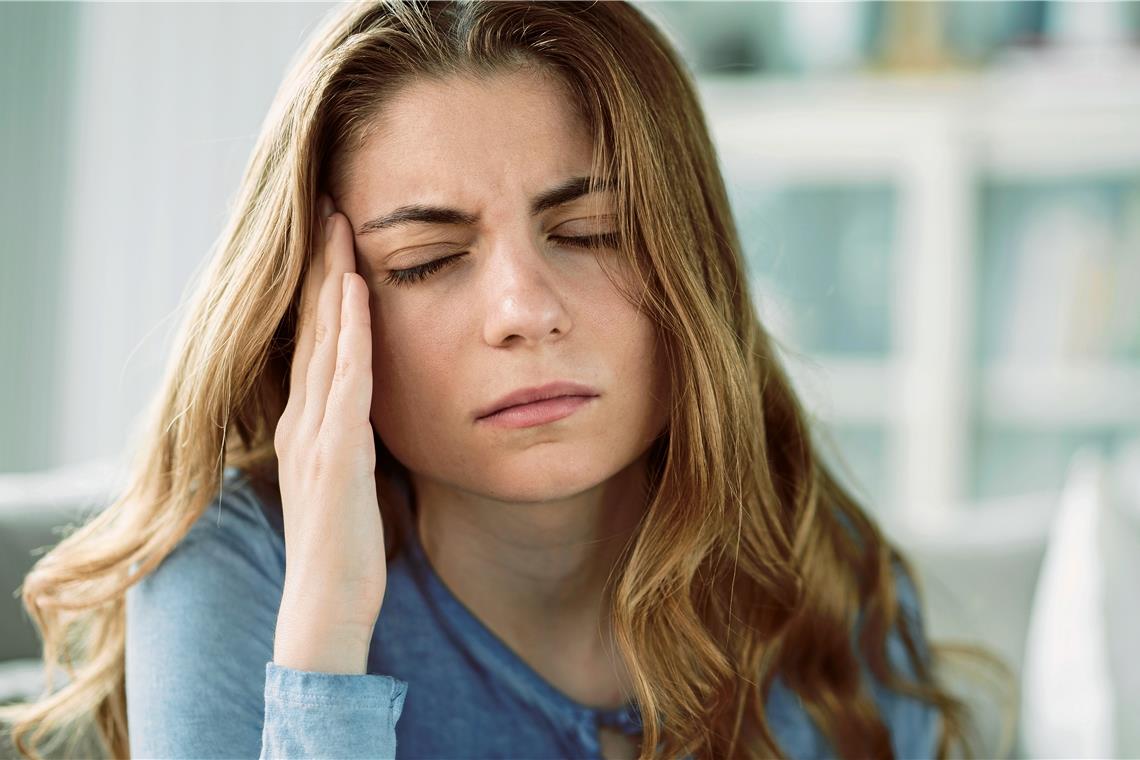 Die Beschwerden können vielfältig sein. Selbst Wortfindungs- und Sehstörungen können bei Migräne auftreten. Foto: Adobe Stock/sebra