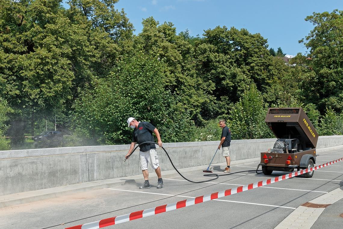 Verschmierte Mauer ist wieder sauber Die Beseitigung des Harzes war keine Kleinigkeit. Die Experten des Malerbetriebs Widmer tüftelten lange an der richtigen Methode. Foto: J. Fiedler