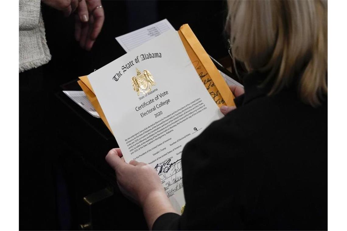 Prognosen: Demokraten sichern sich Kontrolle im US-Senat Die Bestätigung der Wahlmännerstimmen für den Staat Alabama wird im Kapitol entsiegelt. Foto: Andrew Harnik/AP/dpa