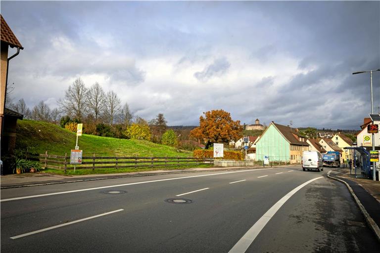 Die Bestandsgebäude des Baugebiets sind zum Teil schon abgebrochen worden, auch die Bebauung bis hin zum Rohrbach verschwindet noch. Links soll das Haus der Gesundheit entstehen, daneben sind Wohngebäude geplant. Foto: Alexander Becher