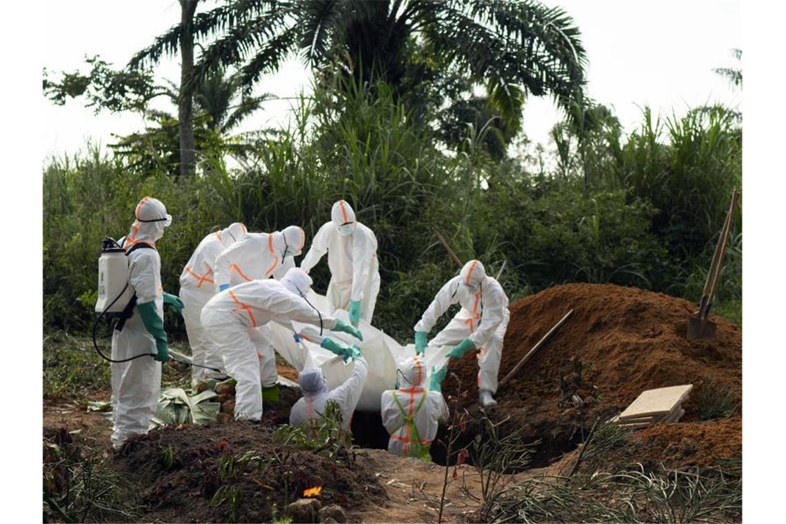 Die Bestattung eines Ebola-Opfers im Kongo. Seit einem Jahr wütet die Seuche im Osten des Landes. Foto: Jerome Delay/ap