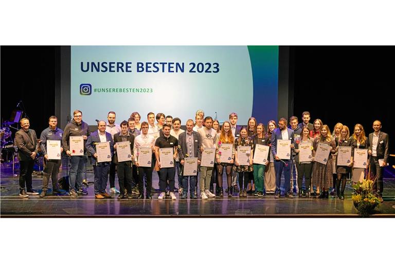 Die besten Absolventen in kaufmännischen und gewerblich-technischen Berufen im Prüfbezirk Rems-Murr erhielten Urkunden der Industrie- und Handelskammer. Fotos: Alexander Becher
