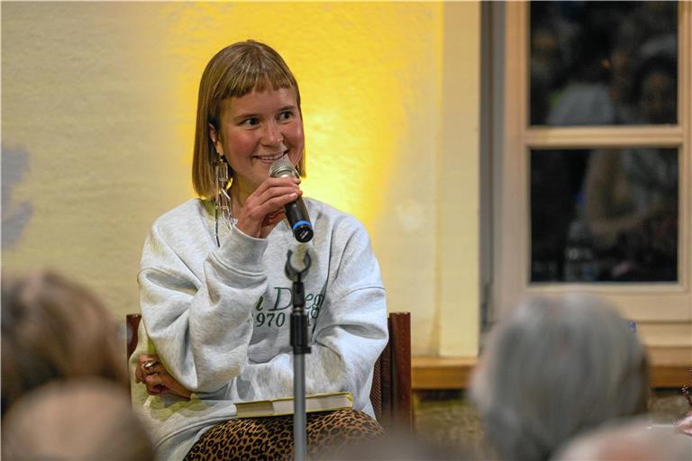 Die Bestsellerautorin Caroline Wahl, hier bei ihrer Lesung in Unterweissach im November 2024, hat familiäre Verbindungen in den Raum Backnang. Archivbild: Alexander Becher