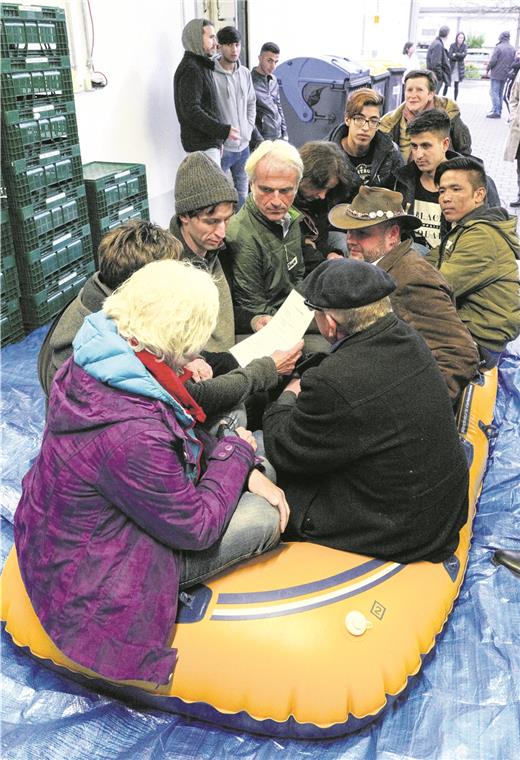 Die Besucher der Roadshow, die im überfüllten Schlauchboot Platz nehmen, überkommt ein beklemmendes Gefühl und eine Ahnung der Hilflosigkeit, die alle Bootsinsassen empfinden. Foto: E. Layher