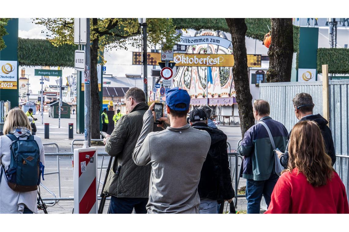 Oktoberfest öffnet ab 17.30 Uhr wieder Die Besucher fiebern der Wiedereröffnung entgegen.