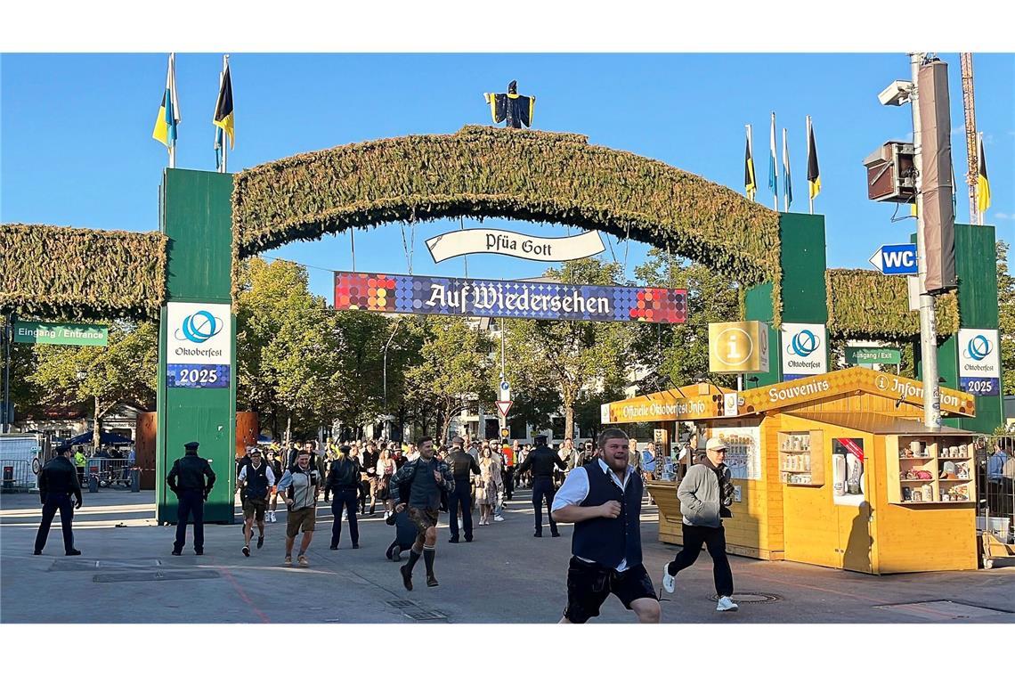 Ausnahmezustand mit Feuer, Sprengstoff und Wiesn-Schließung Die Besucher strömten in Richtung der Zelte.