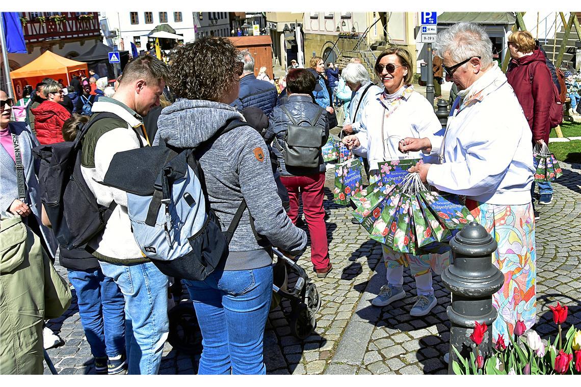 Die Besucher werden zur Eröffnung beschenkt.