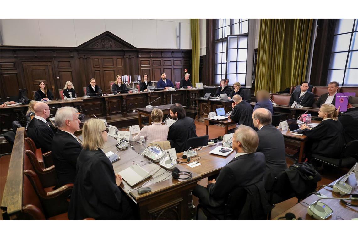 Die Beteiligten am Prozess gegen Christina Block und sechs Mitangeklagte hören den zweiten Tag in Folge die Aussage des mutmaßlichen Chefs der Entführer.