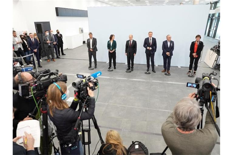 Die Beteiligten Spitzenpolitiker geben nach Sondierungsgesprächen von SPD, FDP und Bündnis 90/Die Grünen ein Statement. (Archivbild). Foto: Kay Nietfeld/dpa