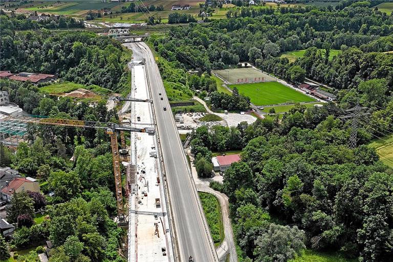 Die Betonagearbeiten auf den Viadukt sind abgeschlossen. Jetzt fehlen nur noch der Straßenbelag und der Lärmschutz. Trotzdem soll der Bereich erst Ende 2027 vierstreifig genutzt werden. Dann ist auch der Abschnitt Backnang-West (Krähenbach) fertig. 