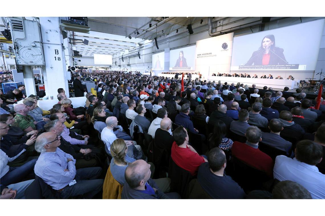 Die Betriebsratsvorsitzende Daniela Cavallo berichtete vor Tausenden Beschäftigten in Halle 11 über die Stimmung in der Belegschaft.
