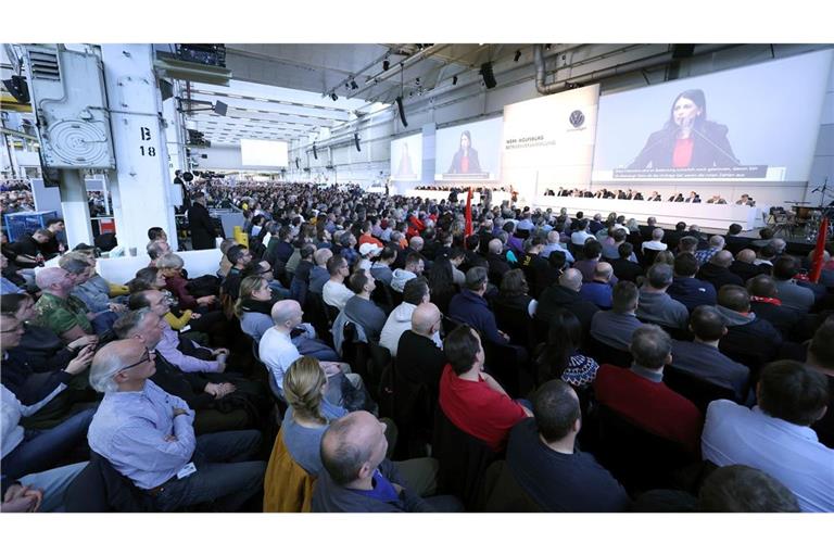 Die Betriebsratsvorsitzende Daniela Cavallo berichtete vor Tausenden Beschäftigten in Halle 11 über die Stimmung in der Belegschaft.