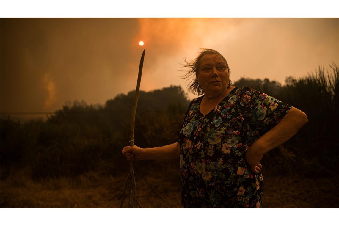 Feuer-"Tsunami" - Spaniens Regierungschef unterbricht Urlaub Die betroffenen Menschen packen mit an, wo sie nur können.