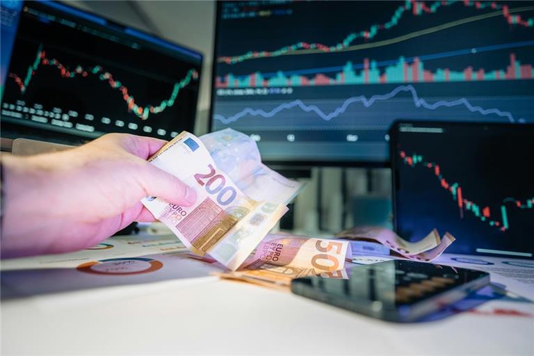Die Betrüger animierten den Mann zu angeblichen Investitionen. Symbolfoto: Unsplash/Jakub Zerdzicki 