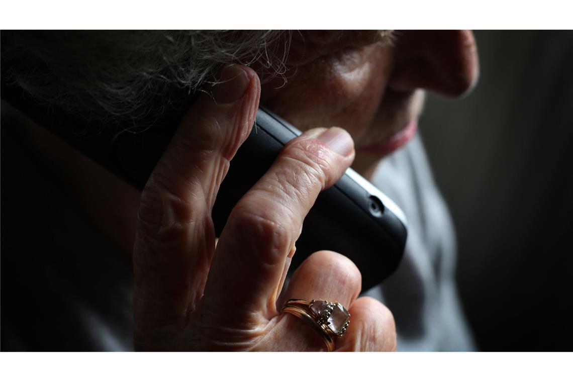 Betrüger bringen 66-Jährige um Gold im Wert von hunderttausend Euro Die Betrüger gaben sich am Telefon als Polizeibeamter und Staatsanwalt aus. (Symbolbild)