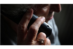 Die Betrüger gaben sich am Telefon als Polizeibeamter und Staatsanwalt aus. (Symbolbild)