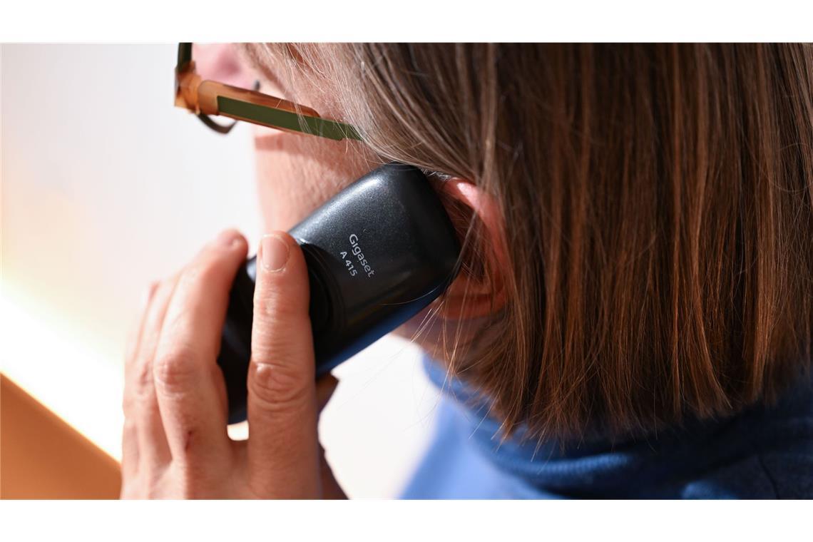 Die Betrüger rufen ihre Opfer an und bringen sie dazu, ihnen Geld und Wertgegenstände zu übergeben. (Symbolbild)