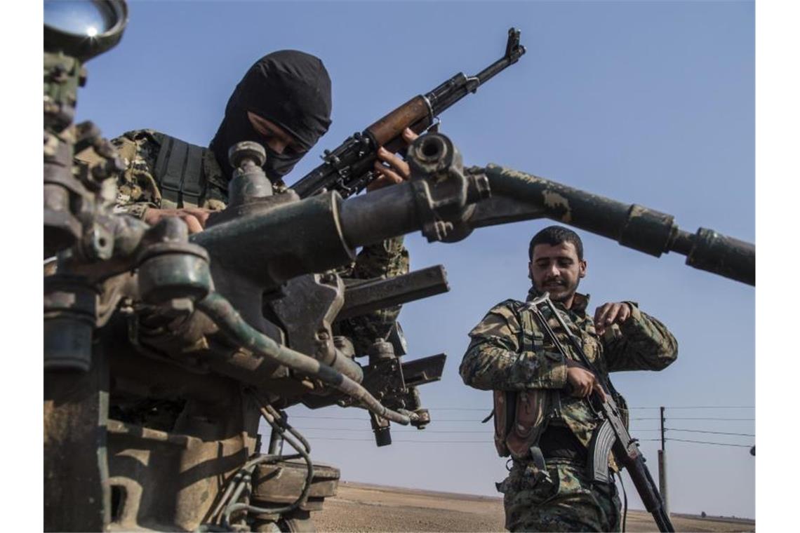 Die bewaffnete Kurdenmiliz YPG ist nach Angaben des russischen Verteidigungsministers Schoigu vorzeitig aus Nordsyrien abgezogen. Foto: Baderkhan Ahmad/AP/dpa