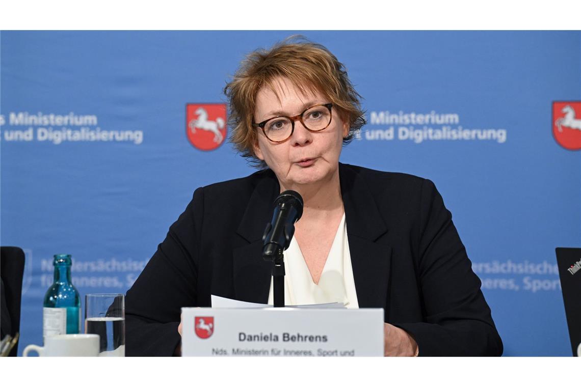 "Die Bewertung des Verfassungsschutzes ist eindeutig: Die größte Gefahr für unsere Gesellschaft geht vom Rechtsextremismus aus und die AfD Niedersachsen ist nach der Einstufung eindeutig diesem Phänomenbereich zuzuordnen, sagte Behrens.