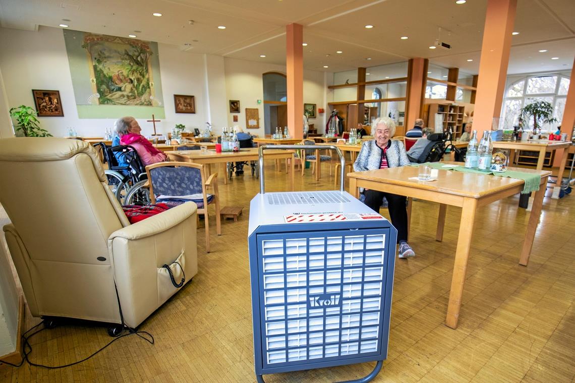 152000 Euro Spenden verteilt Die Bewohner des Alten- und Pflegeheims Staigacker wie etwa Gerda Holzapfel freuen sich: Dank der neuen Luftreinigungsgeräte (im Vordergrund) muss in den Gemeinschaftsräumen nicht mehr jede Stunde gelüftet werden, was besonders im Winter eine Wohltat ist. Foto: A. Becher