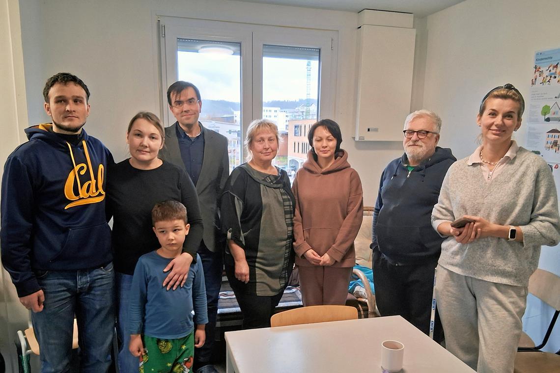 Die Bewohner des Wohnheims um Sprecher Sergej Saratov (4. von links) fühlen sich in Weissach wohl und wollen nicht weg. Foto: privat