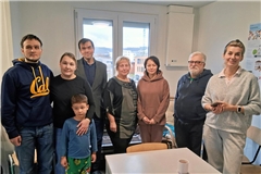 Die Bewohner des Wohnheims um Sprecher Sergej Saratov (4. von links) fühlen sich in Weissach wohl und wollen nicht weg. Foto: privat