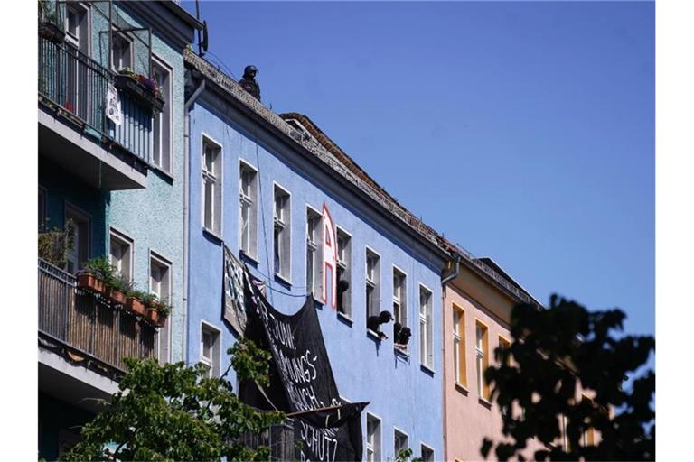 Die Bewohner und ihre Unterstützer aus der linksradikalen Szene leisteten lange Widerstand gegen die Begehung des Hauses in der Rigaer Straße 94. Foto: Jörg Carstensen/dpa