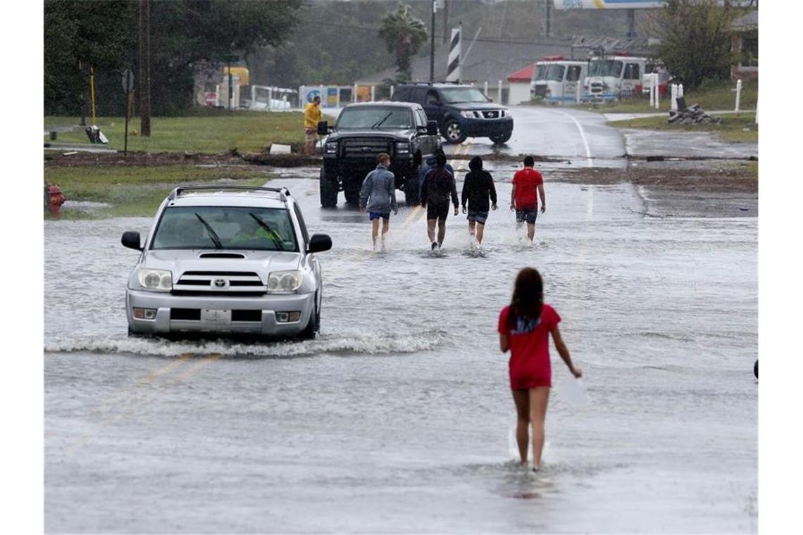 Die Bewohner von Buxton North Carolina im zurückweichenden Flutwasser, nachdem Hurrikan Dorian vorübergezogen ist. Foto: Steve Earley/The Virginian-Pilot