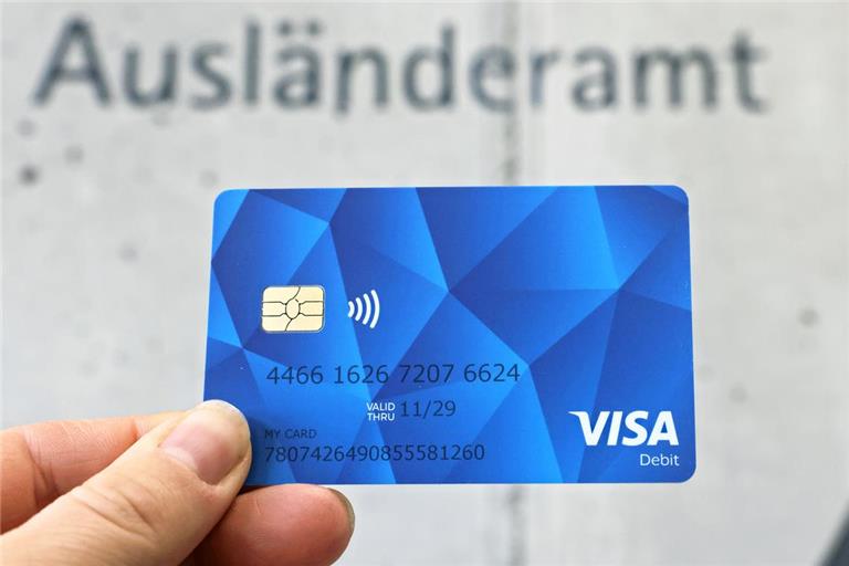 Die Bezahlkarte für Geflüchtete unterscheidet sich kaum von einer anderen Debitkarte und soll Diskriminierung verhindern. Archivfoto: Palmizi