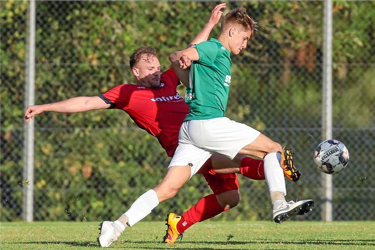 Die Bezirksliga-Verteidiger werden aufatmen. Künftig müssen sie nicht mehr versuchen, SGOS-Angreifer Moritz Stoppel irgendwie zu stoppen. Der Torjäger wechselte am letzten Tag der Wintertransferperiode zum Oberliga-Tabellenführer aus Aspach. Foto: Alexander Becher